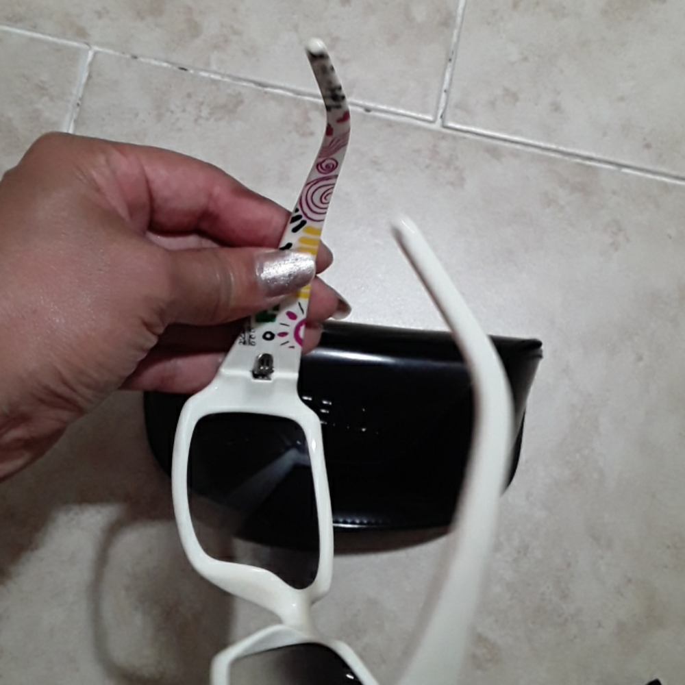 Glasses - Picture 4 of 5